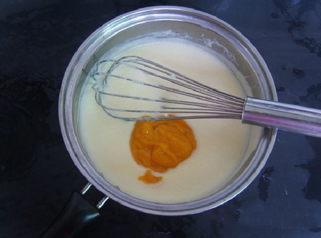 cách làm kem xoài với trứng gà - bước 3