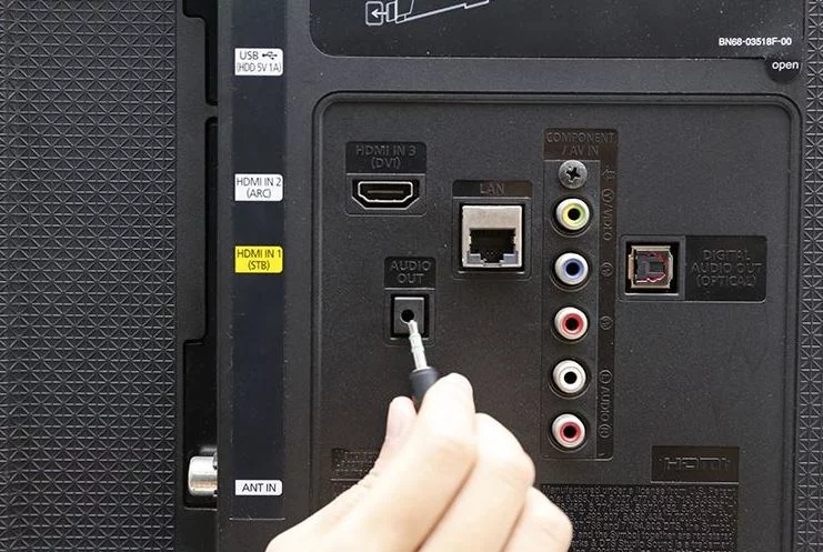 Kết nối tivi samsung với loa ngoài qua cổng Headphone (jack tai nghe 3.5mm)