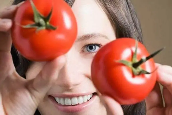 cách làm răng trắng tại nhà bằng cà chua